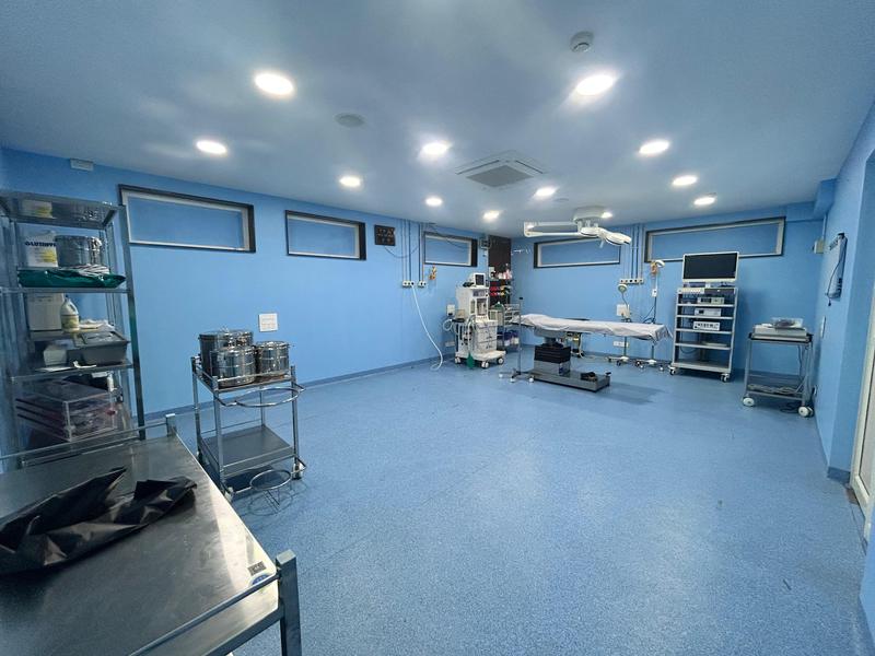 Operation theatre at Mahalakshmi Multispeciality Hospital, Shivamogga, with operating table, anaesthesia workstation and surgical lights
